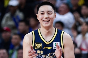 半岛体育APP-媒体人：胡明轩国家队队长不是白当的 第三阶段对他的评价过分了