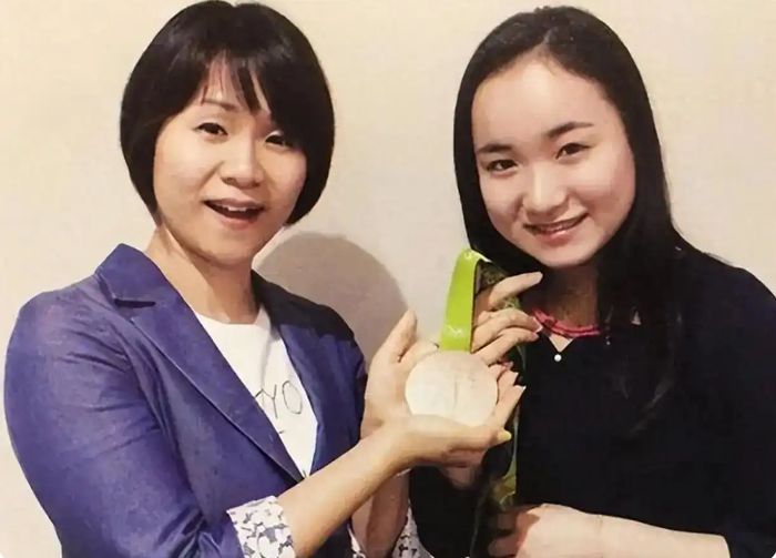 伊藤美诚妈妈上任，亮相新岗位，日本队批准，曾给莎莎做饭团|伊藤美乃莉|肖莎|乒乓球|孙颖莎|多哈球星挑战赛_新浪体育_新浪新闻